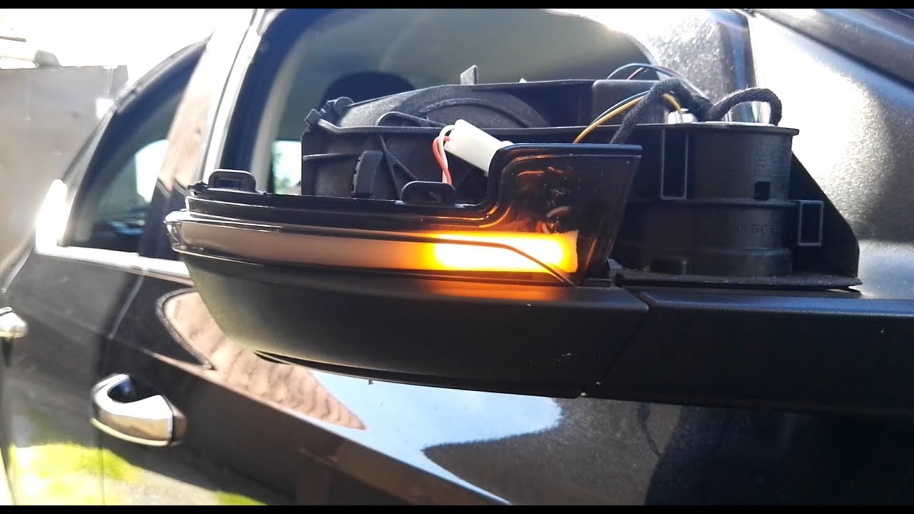 Dynamické směrové světlo ve zpětném zrcátku.