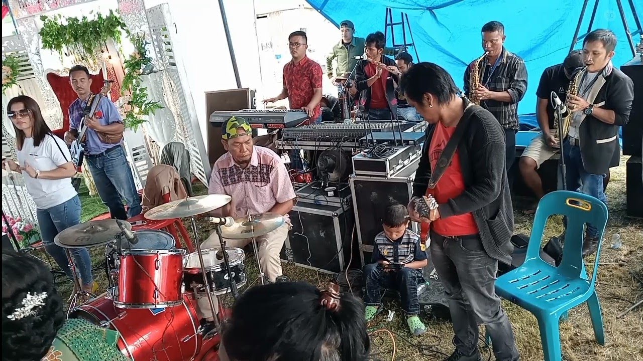pas lagu manostalgia  tiba2 mati lampu tetap di hutuuurrr,,,live horas musik band