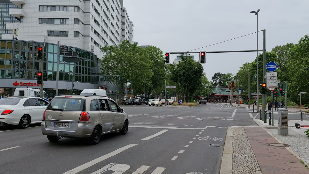 Berlin, Kurfürstenstraße / Budapester Straße. Linksabbieger Ampel. Traffic lights to the left (1)
