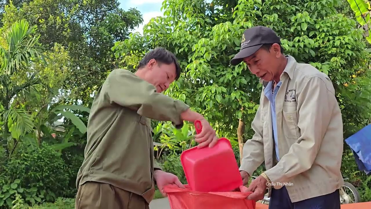 Timelapse : Life with a man in a bamboo house - building a new life