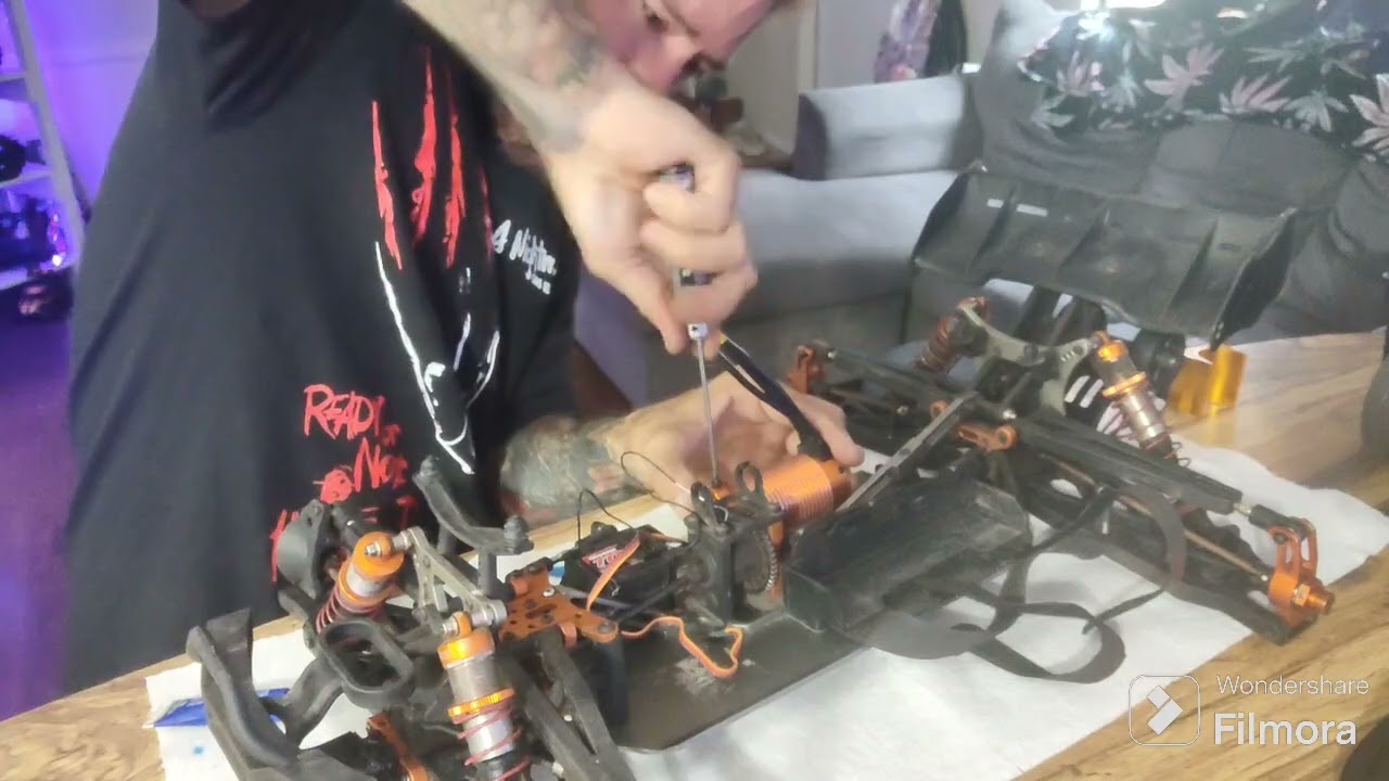 1/8 ZD racing Pirates 3 truggy Motor and esc install and BASH !