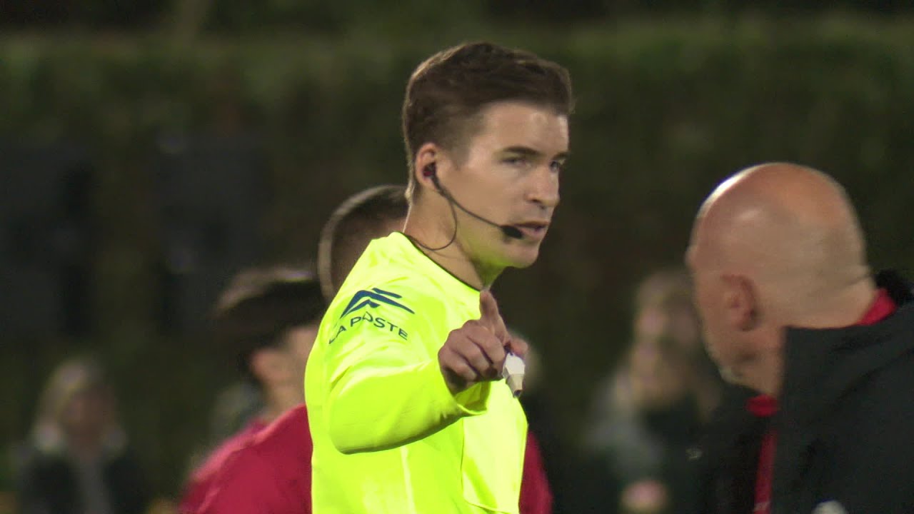 L'arbitre international Fran&ccedil;ois Letexier revient pour le plaisir diriger un match de district