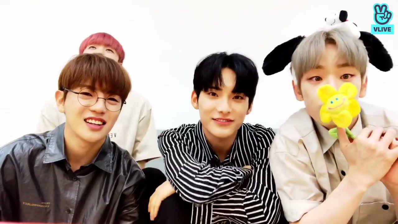 Junhee gets scared by the phone • A.C.E vlive 2019.06.26 [eng sub] 에이스