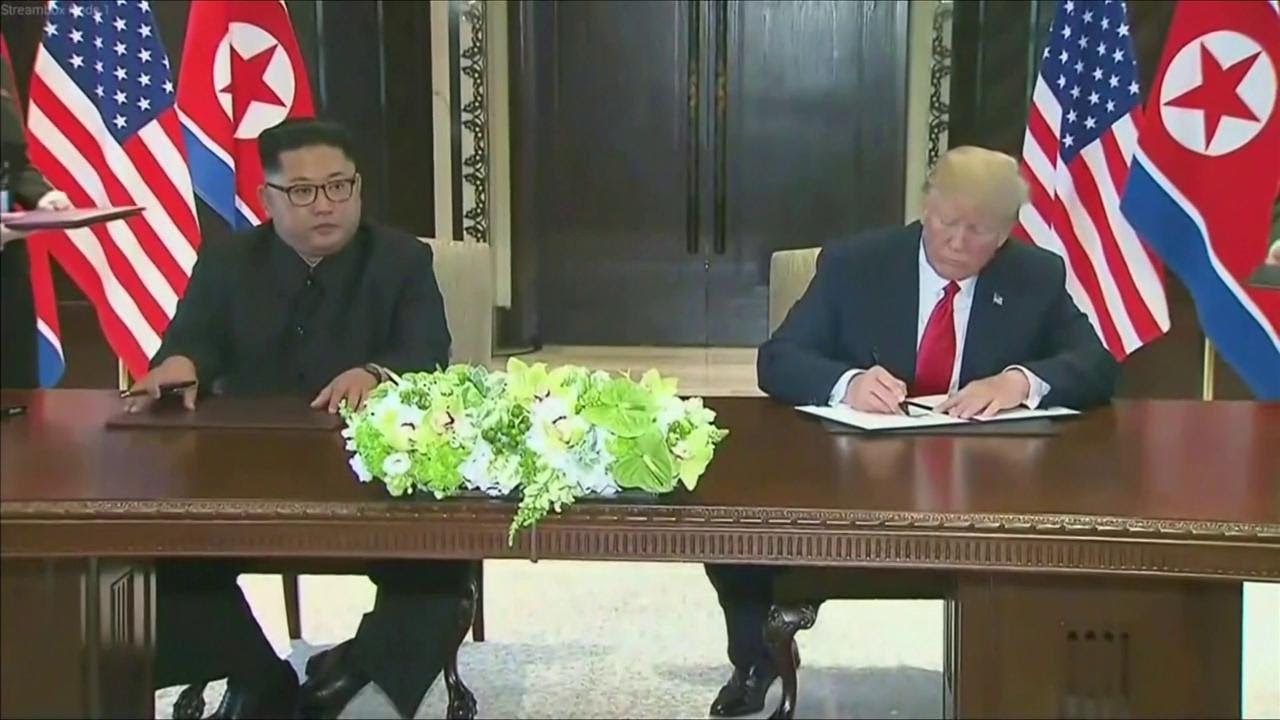 Singapore, la firma di Trump e Kim: 