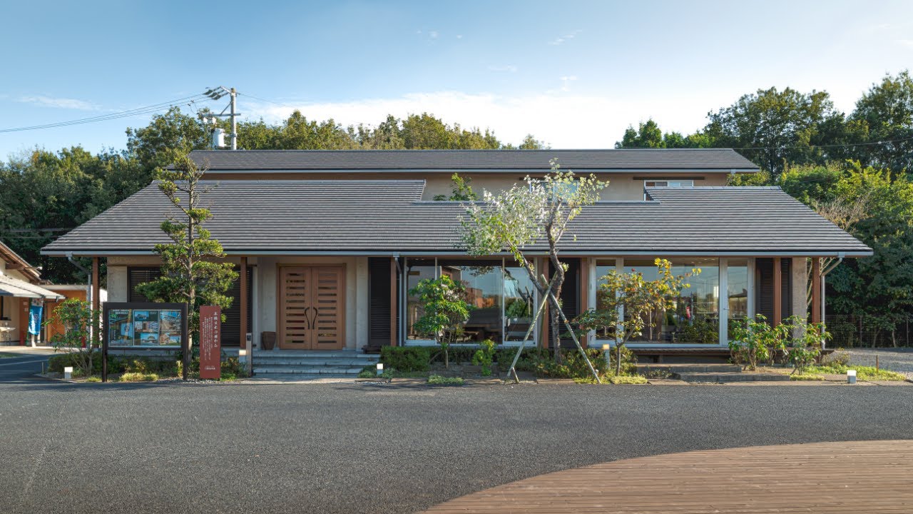 【建物内覧】中庭デッキのある大屋根の佇まい。平屋に見える二階建て。