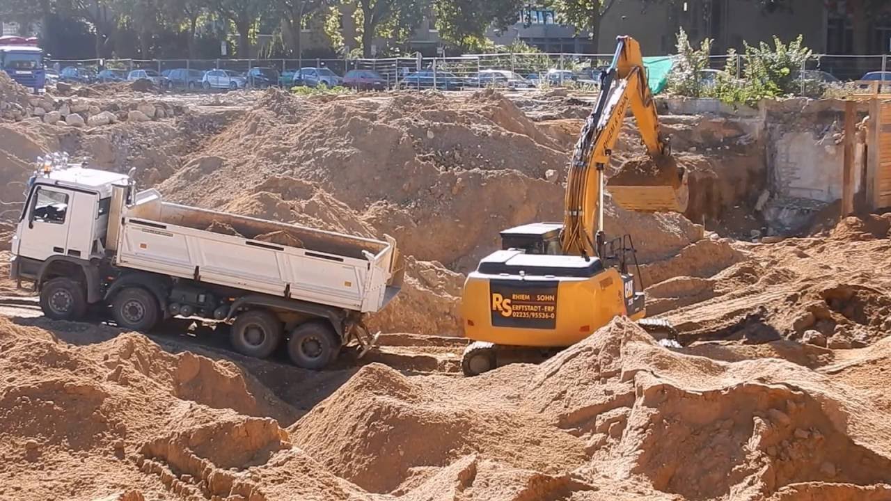 Bagger CAT 329E und LKW