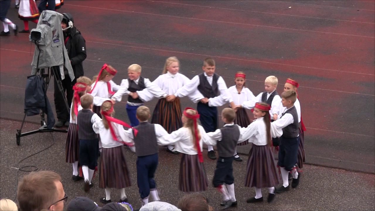 XII noorte tantsupidu 