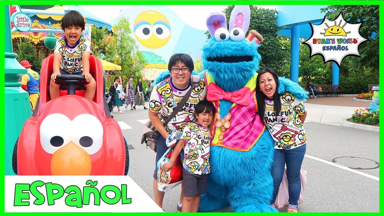 Ryan conoce a Cookie Monster en el parque de Universal Studios con patio de recreo para Niños