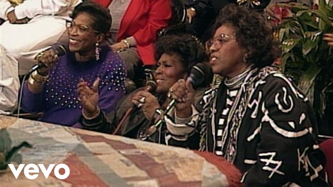 Gaither, The Barrett Sisters - Jesus Loves Me (Live)