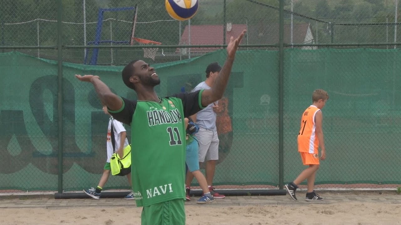 Basketbalisti  MBK hrali beach volleyball