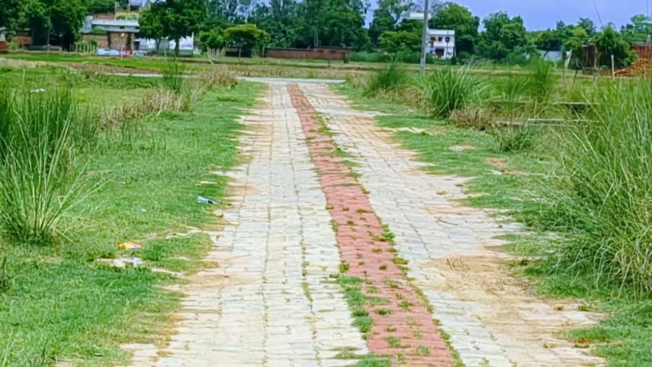 भट्ठा चौराहा से जो रोड गुलरिया थाना जाता है उससे लगा हुआ प्लॉट1000sqfit 25*40पश्चिम 9889983254,रिसेल