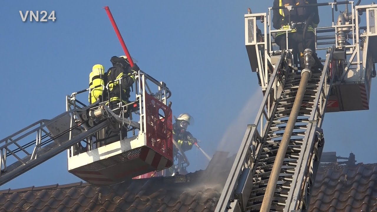 17.11.2018 - VN24 - Ein Toter bei Dachstuhlbrand in Bönen - 4 Drehleitern im Einsatz