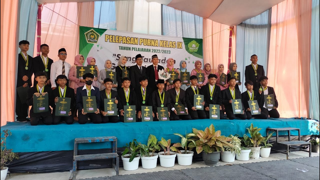 PROSESI WISUDA KELAS 9F MTS NURUL ULUM JEMBAYAT