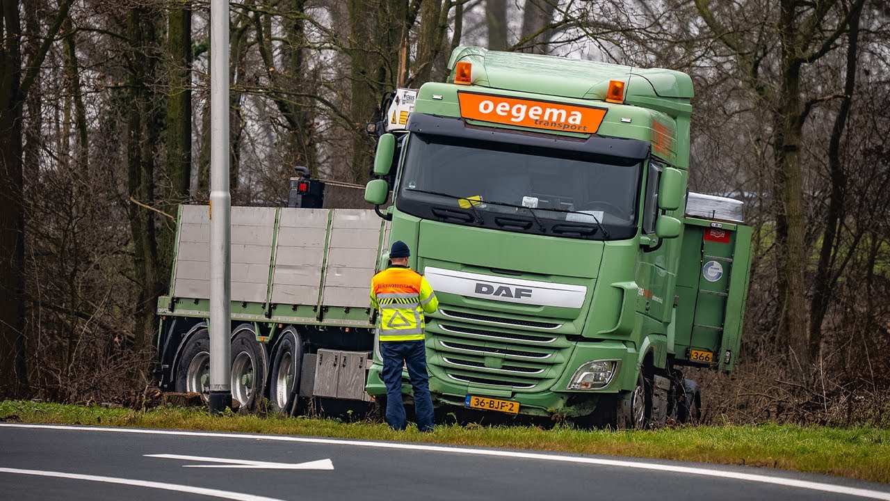 Door kapotte band beland vrachtwagen in middenberm bij af en oprit a50 in ravenstein