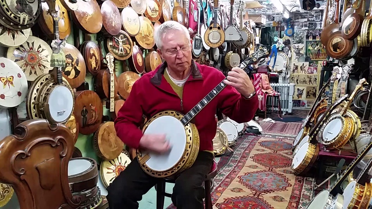 G.Amendt testing Vegavox Style III tenor banjo