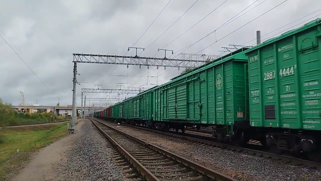 ВЛ80с-614 с грузовым поездом следует по ст.Бобруйск