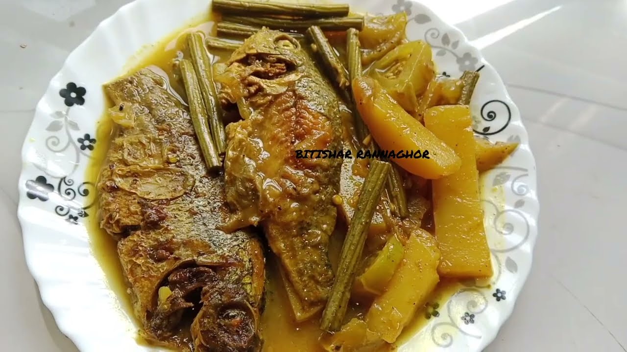 কচি সজনেডাঁটা কাঁচা টমেটো আলু দিয়ে তেলাপিয়া মাছের ঝোল Sojnedata tomato alu diye telapiya mach
