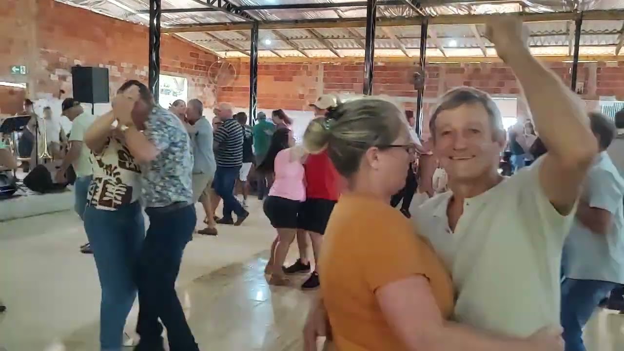 O povo dançando esse lindo Arrasta pé, no Matinê do clube Piamolin.