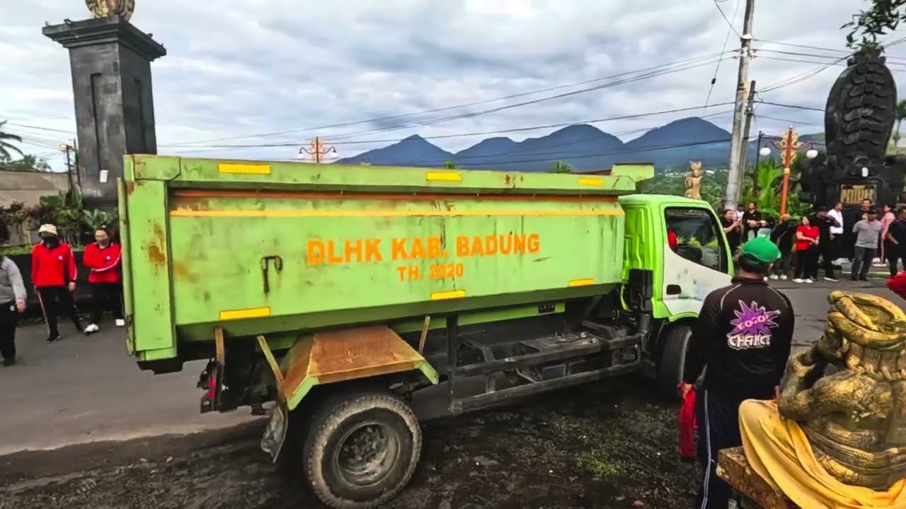 GOTONG ROYONG SEMESTA BERENCANA PENANAMAN POHON DAN BERSIH SAMPAH TAHAP KEDUA