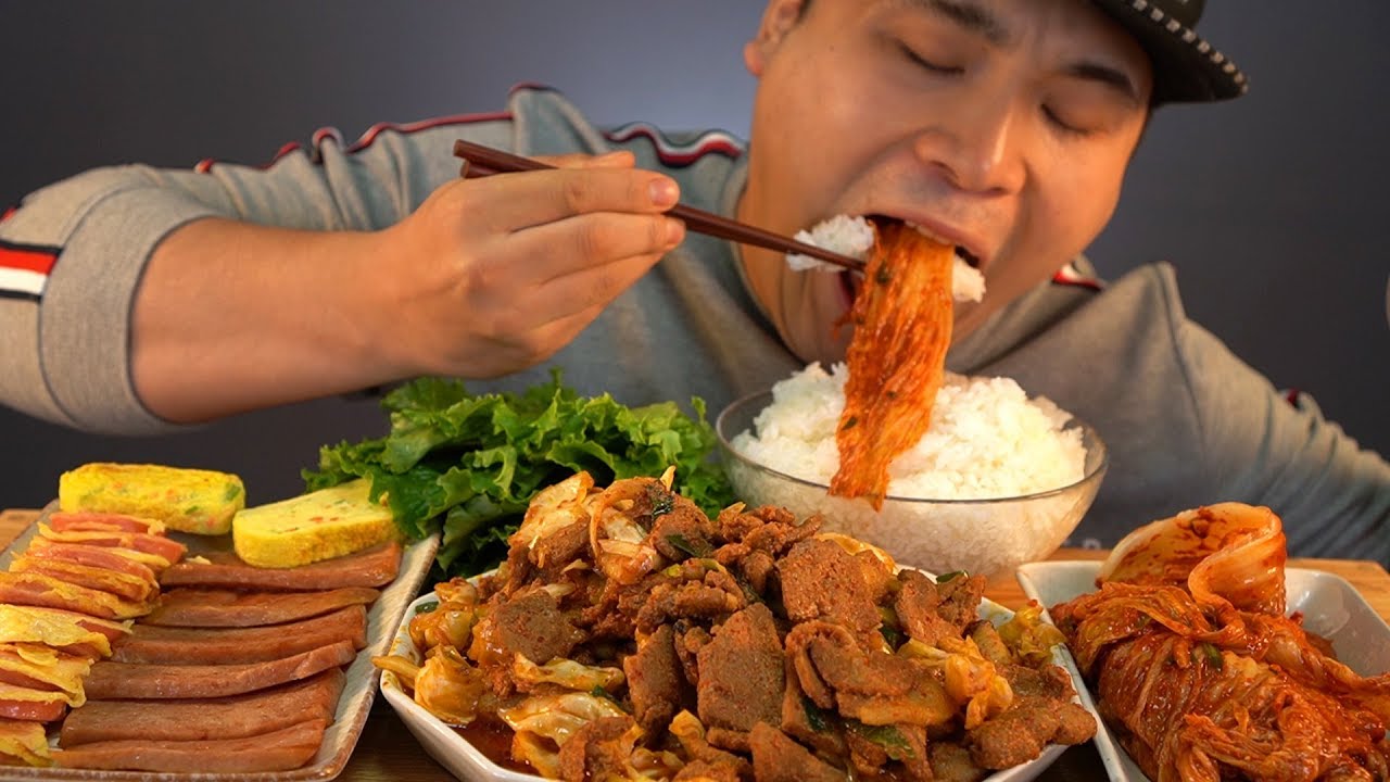 집밥느낌나는 메뉴 계란말이, 스팸, 분홍소세지, 제육볶음과 후식으로 청포도까지!! 먹방~!! 리얼사운드 social eating Mukbang(Eating Show)