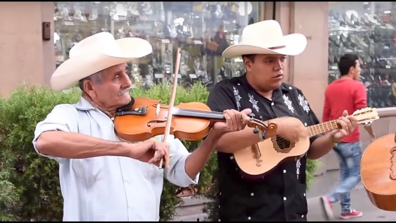 Trío Tordo Huasteco toca El Querreque en La Calle del Huapango en SLP