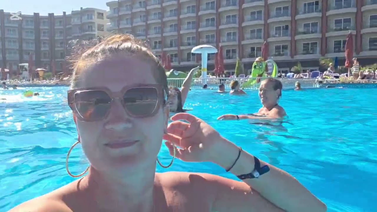 Maria o învață pe bunica engleză la piscină 