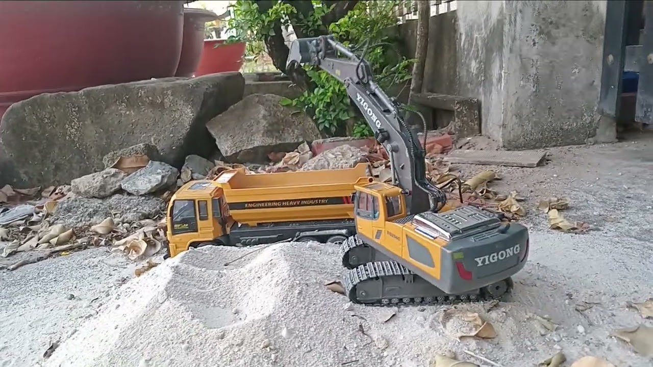 Xe x&uacute;c điều khiển x&uacute;c c&aacute;t 