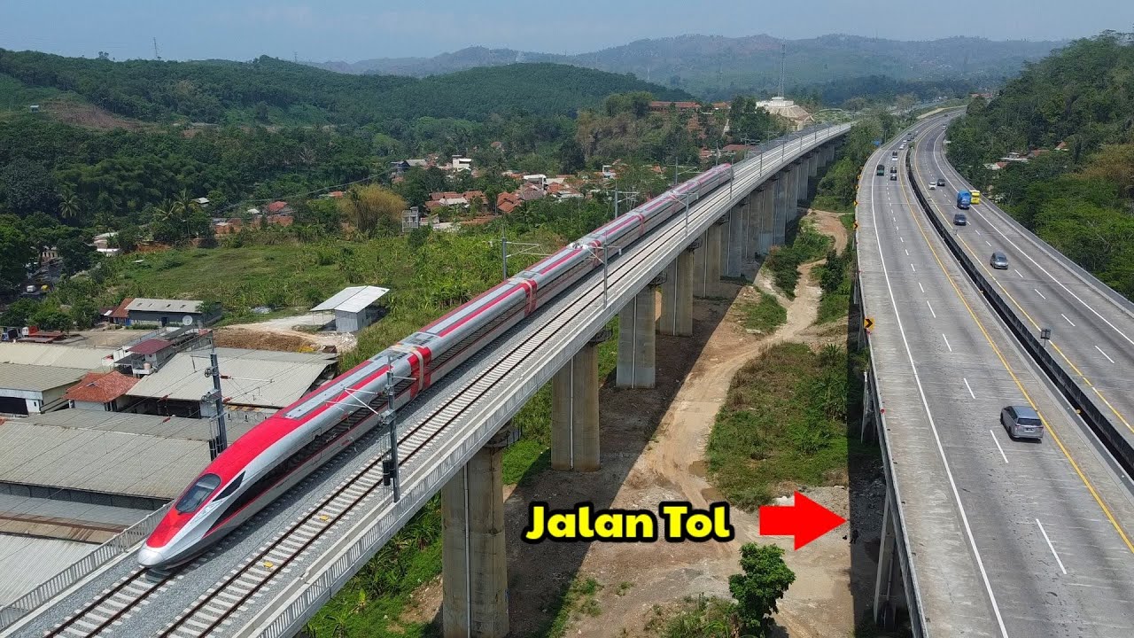 Mobil dikejar KERETA CEPAT di jalan tol | The fastest train overtakes cars in highway in Indonesia