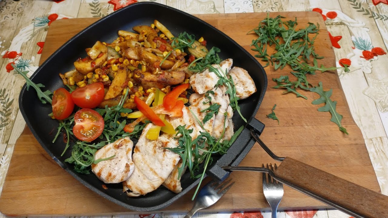 Warzywa i grilowany filet na patelni