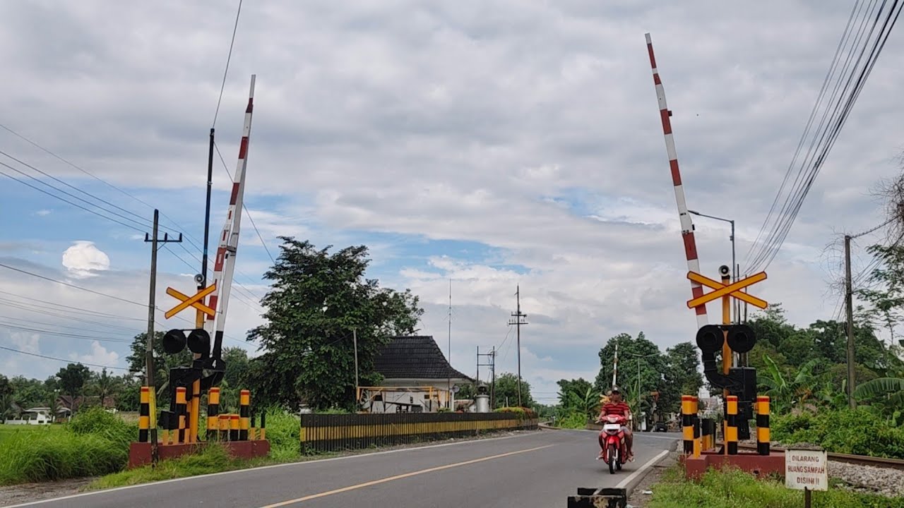 SATU-SATUNYA DI DAOP 9‼️Perlintasan Kereta Api Empat Palang Satu-Satunya di Daop 9 Jember