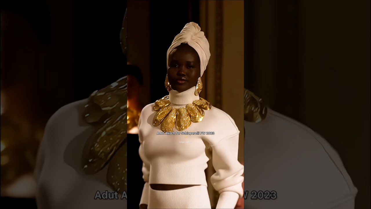 She has such an angelic beauty.✨#adutakech #runway #schiaparelli #supermodel