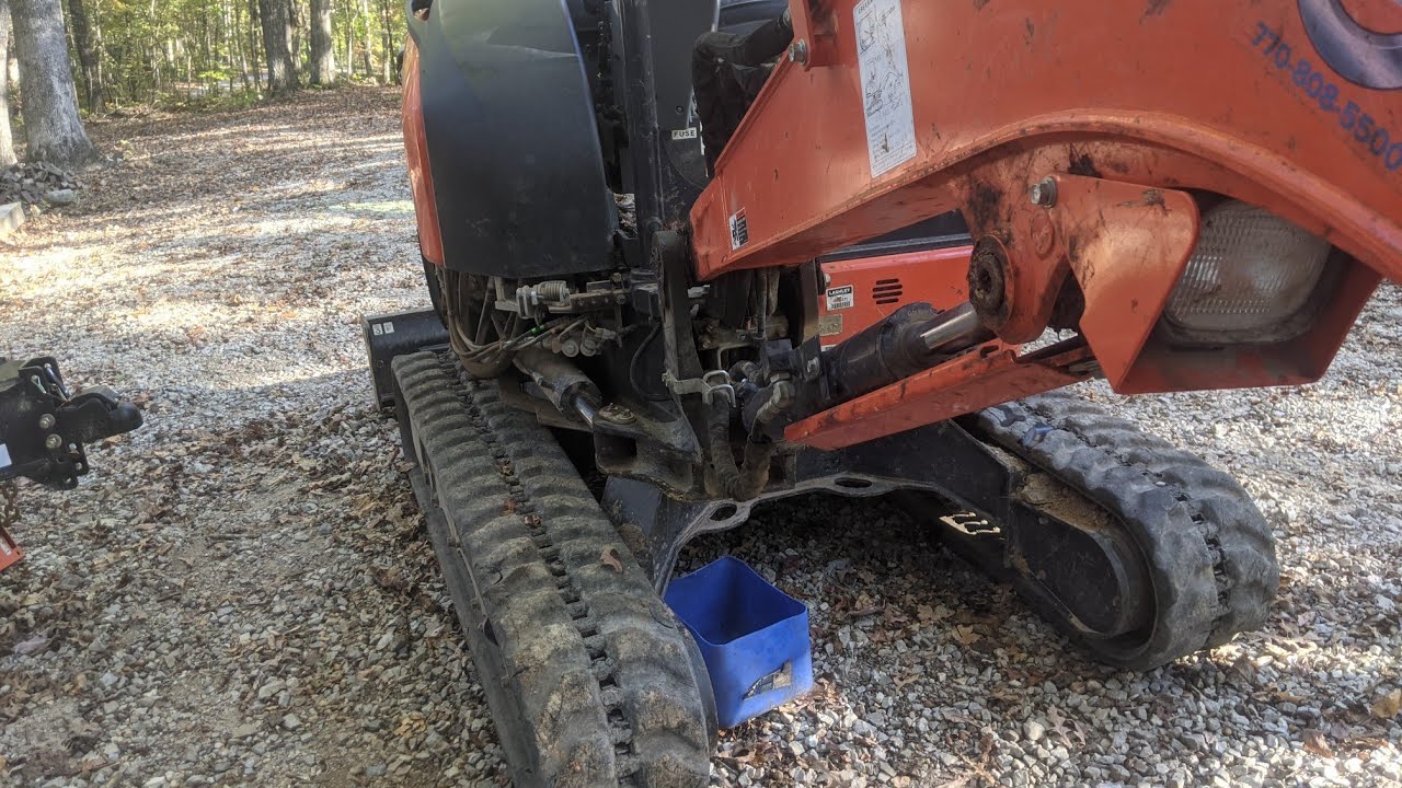 Replacing a hydraulic hose on the Kubota mini excavator (removing the hose)