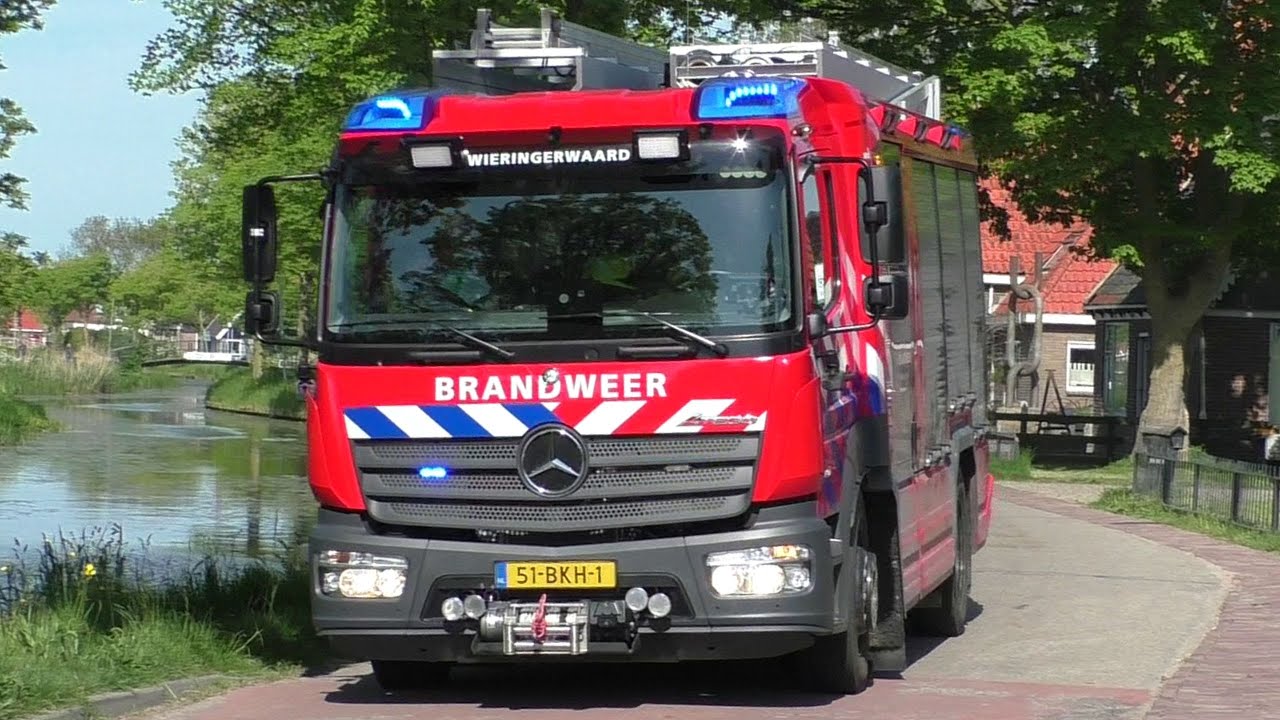 Brandweer Wieringerwaard TS 10-5030 met spoed onderweg naar een woningbrand in Barsingerhorn
