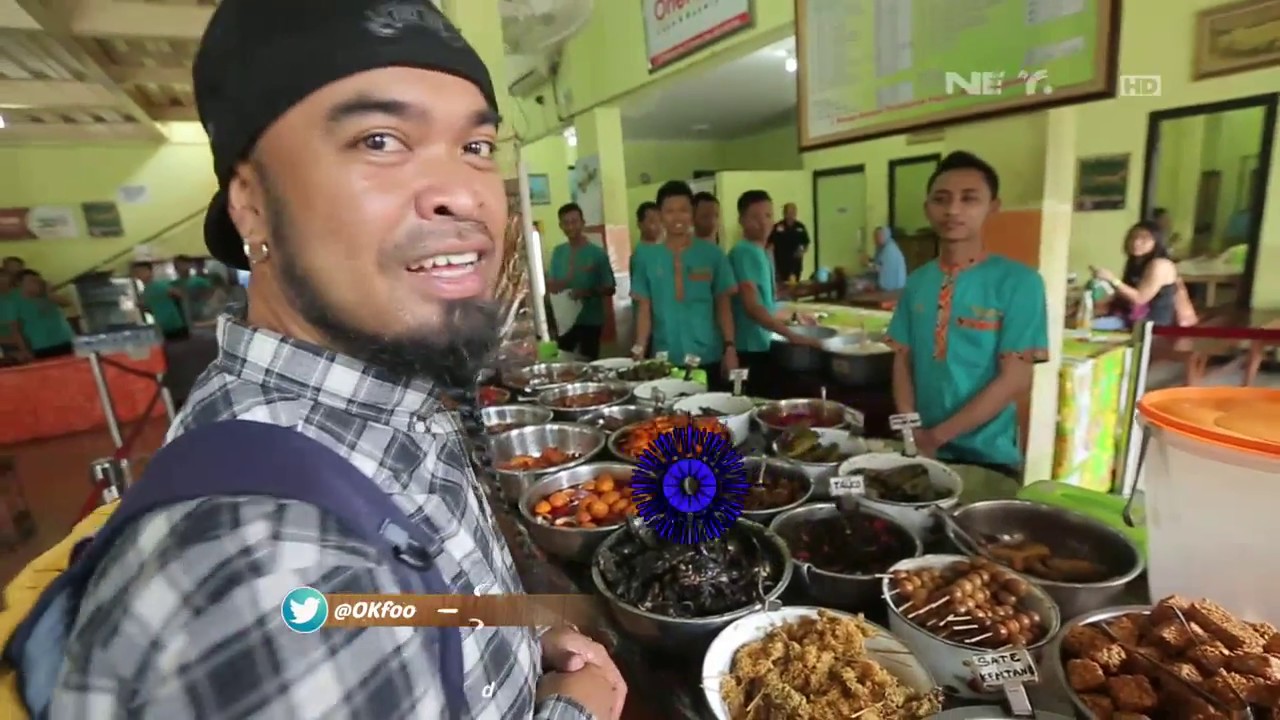 Makan Nasi Jamblang Ibu Nur Sambil Buka Kitab Ngunyiaahh