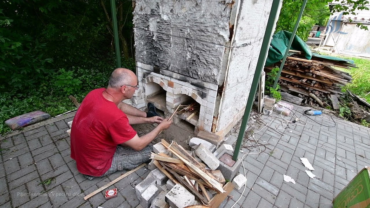 Pálení keramiky v peci na dřevo