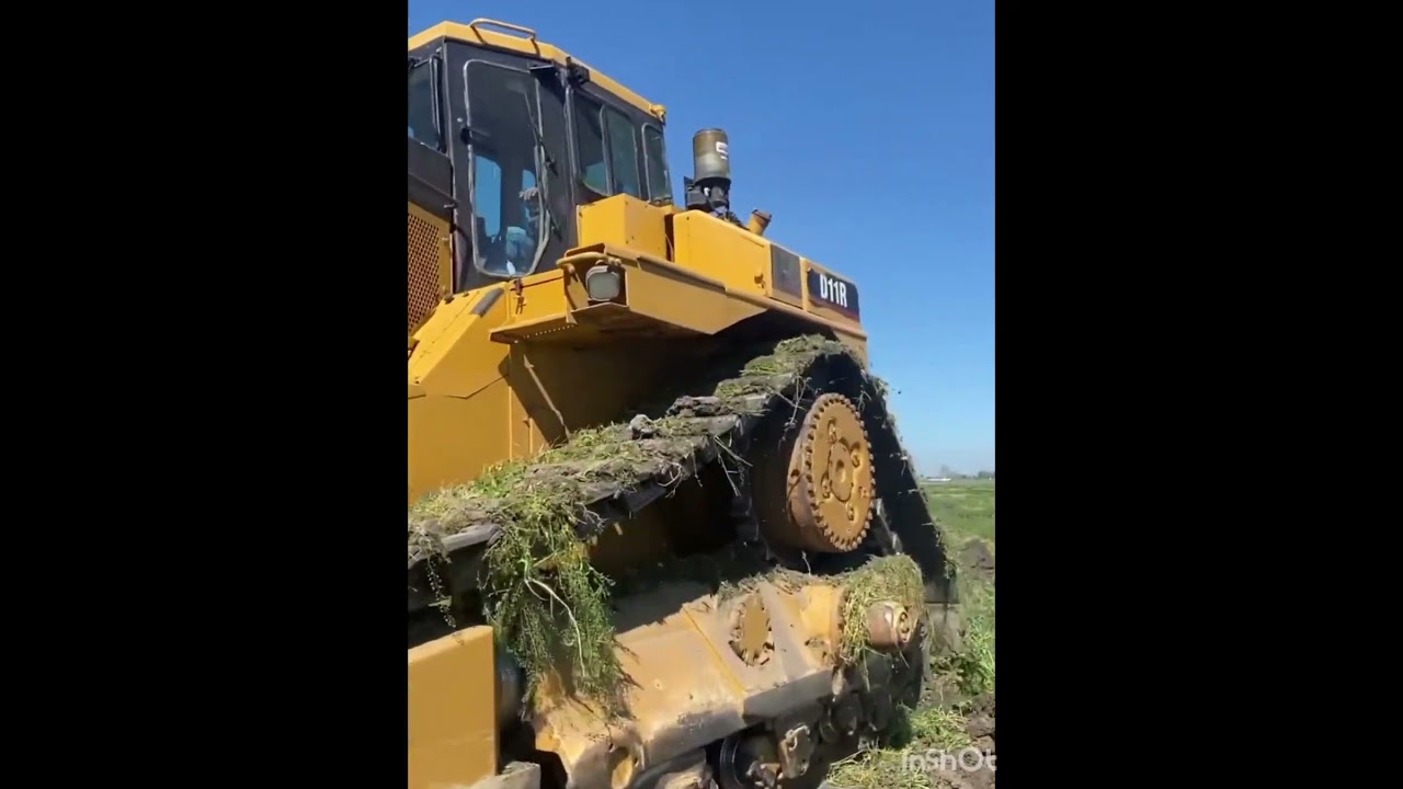 #shorts amazing CATERPILLAR D11 DEEP RIPPING #ytshorts #amazing #trending #viral @machines711