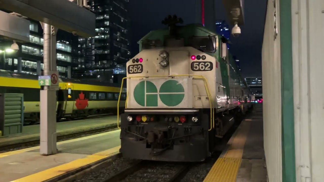 GO Transit F59PH 562! pushing out of Union (Toronto)
