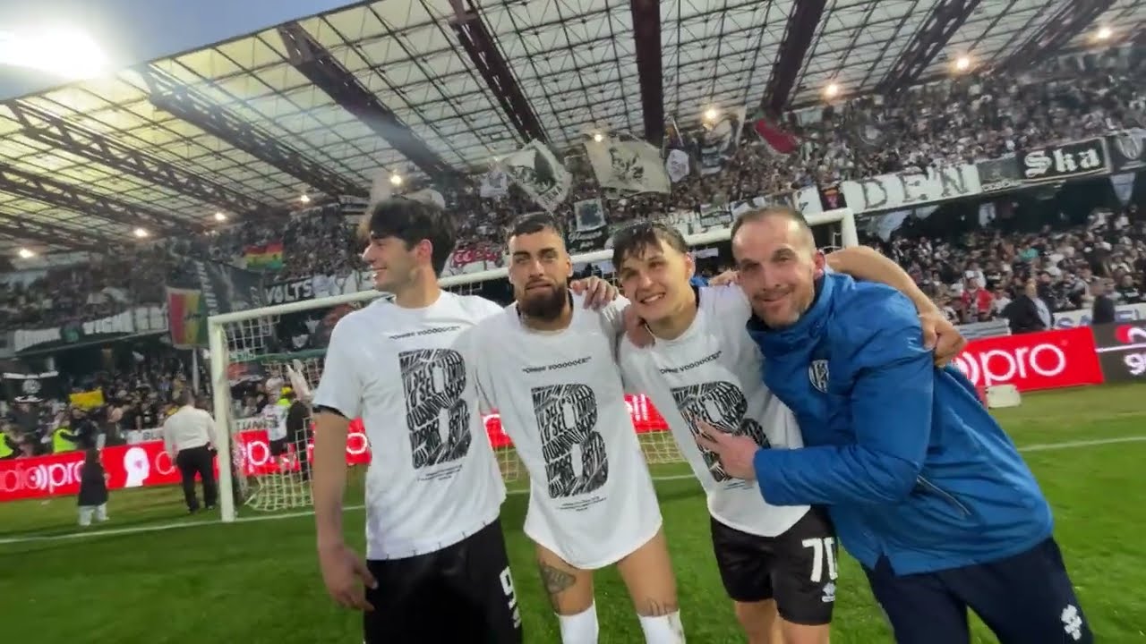 Cesena in B i giocatori in festa sotto la curva Mare