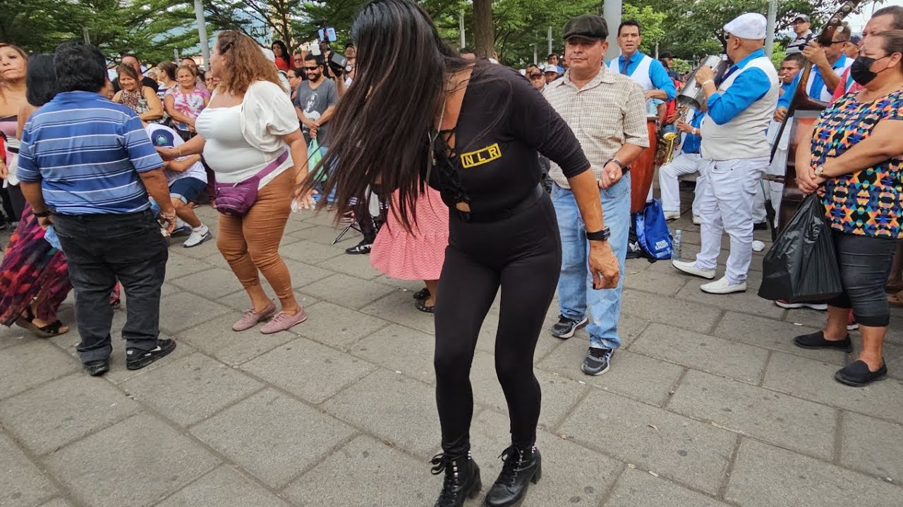 ➡️De esta manera llego ahora Noemi la Robotina 💅