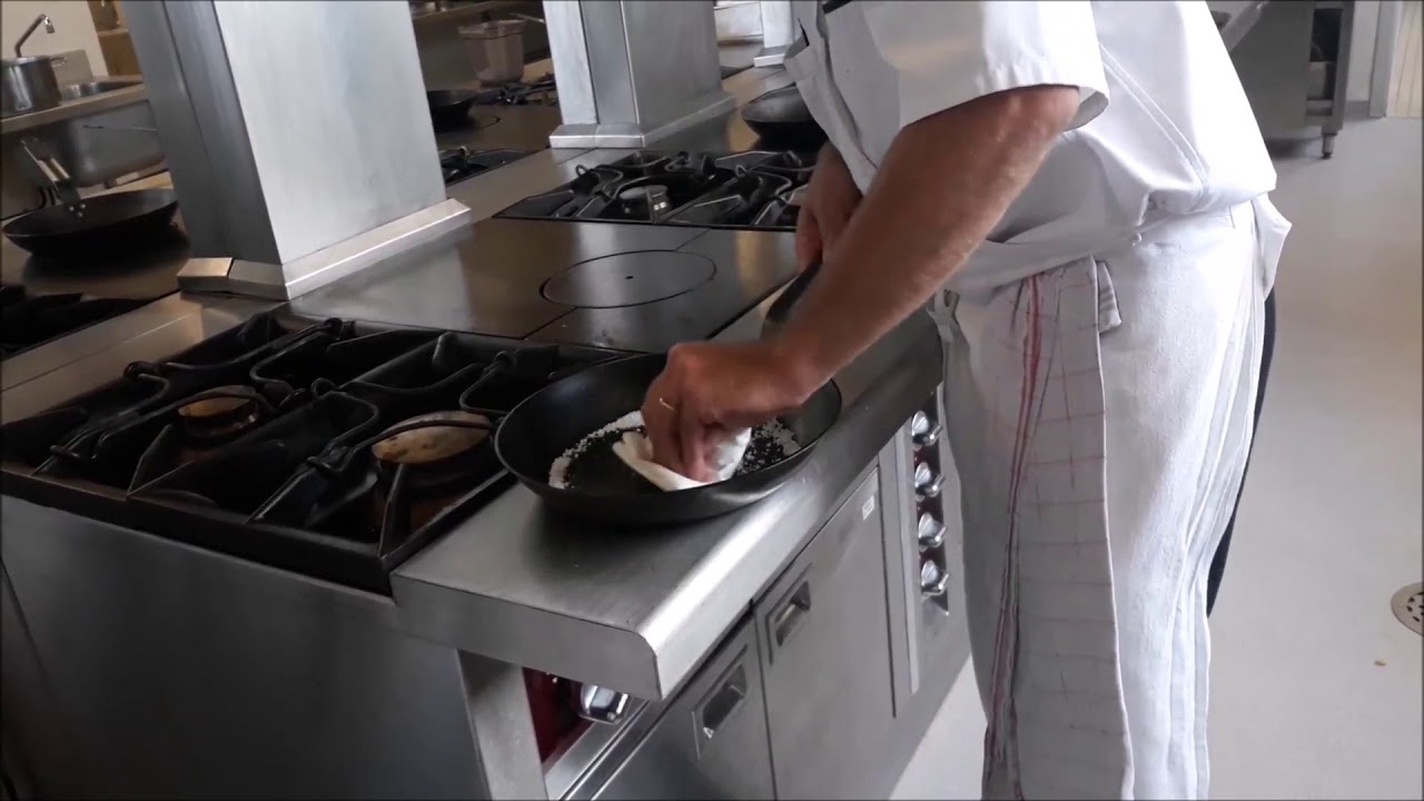 Cours de cuisine: Affriter, nettoyer une poêle en acier.