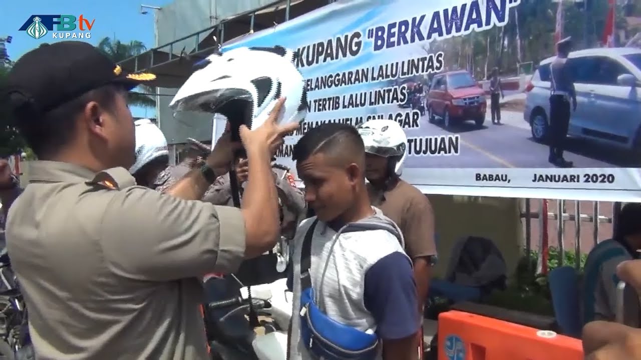 Polres Kupang Bagi-Bagi Helm Gratis Kepada Pengendara Motor - AFBTV Kupang