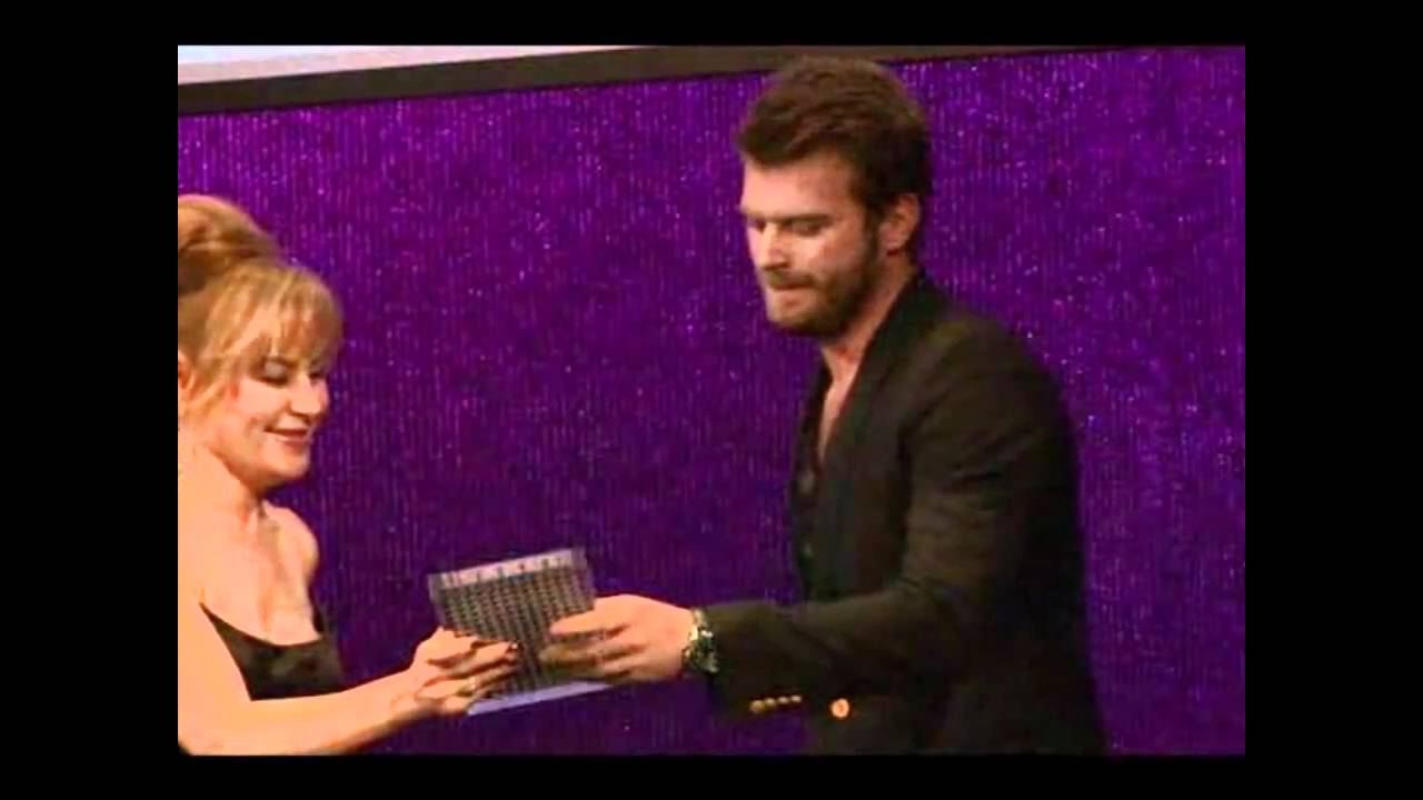 ELLE STYLE AWARDS 2010 - Beren Saat & Kivanc Tatlitug