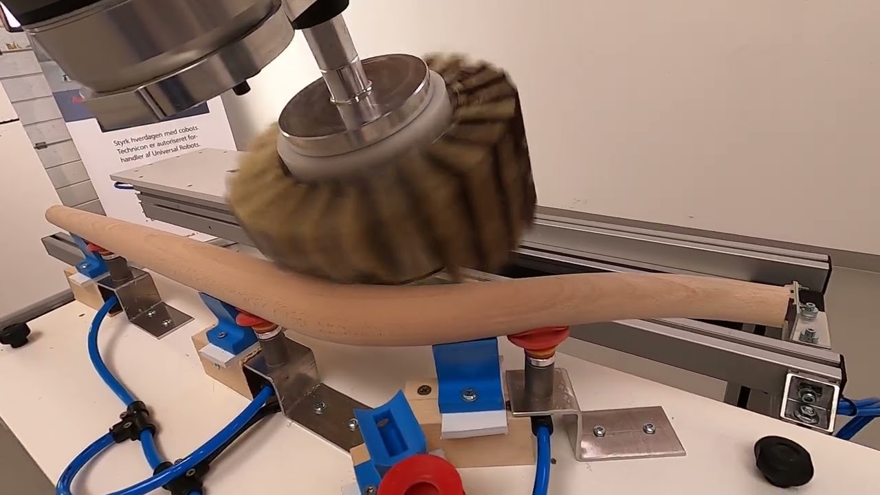 Sanding a chair leg with a UR Robot and Flex Trim iSand Cobot