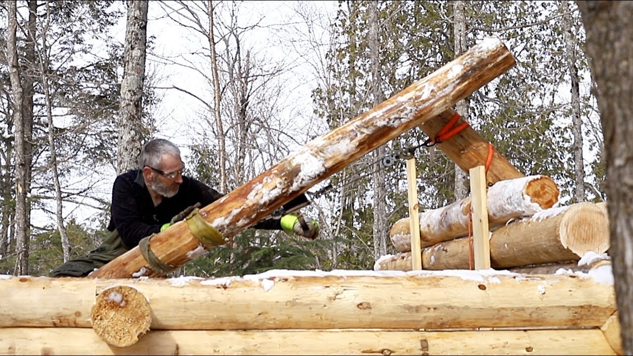Lifting a 400 Pound (181 kilos) Log onto the Roof of a Log Cabin Alone