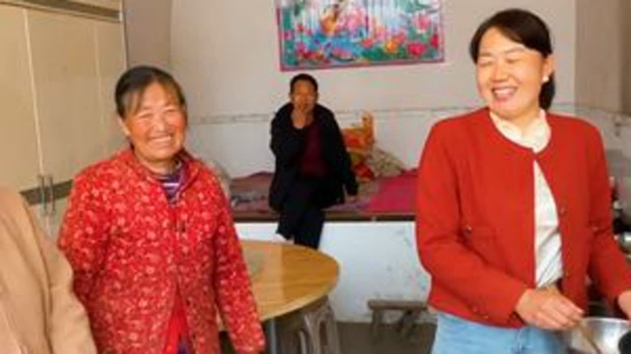 山西吕梁，大春家用老办法制作粉条，配上羊杂汤，每人一大碗真香
