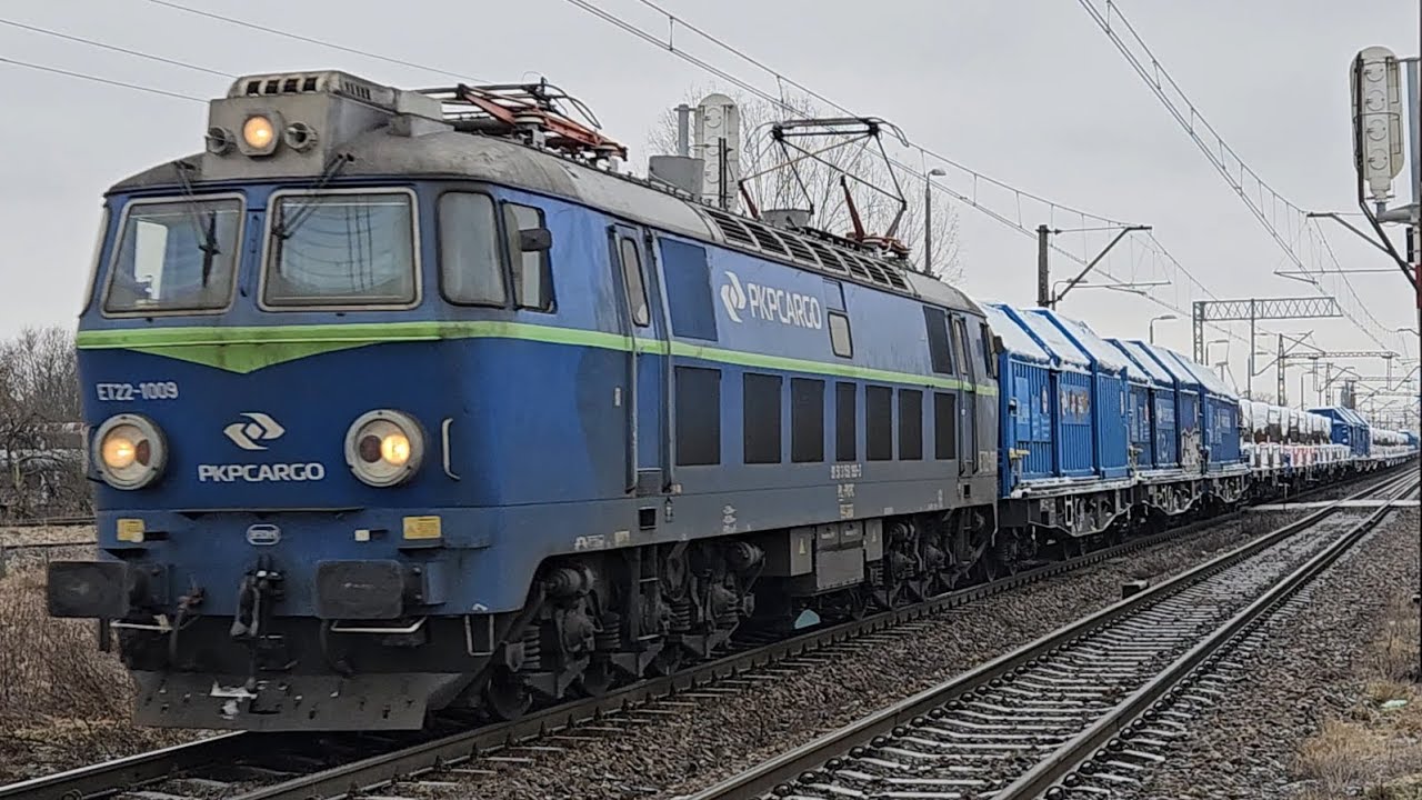 Byk ET22-1009 PKP Cargo ze składemmieszanym mija Rąbinek w kierunku Karczyna