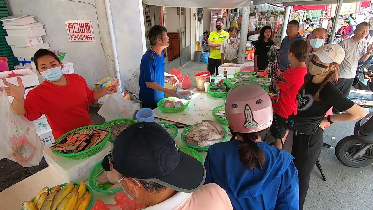 小幫手一上來就賠錢賣的比成本價還低 比大叔還狠 台中大肚市場 大肚農會前面50公尺 台中海鮮大叔 海鮮拍賣 海鮮叫賣  叫賣哥 seafood auction