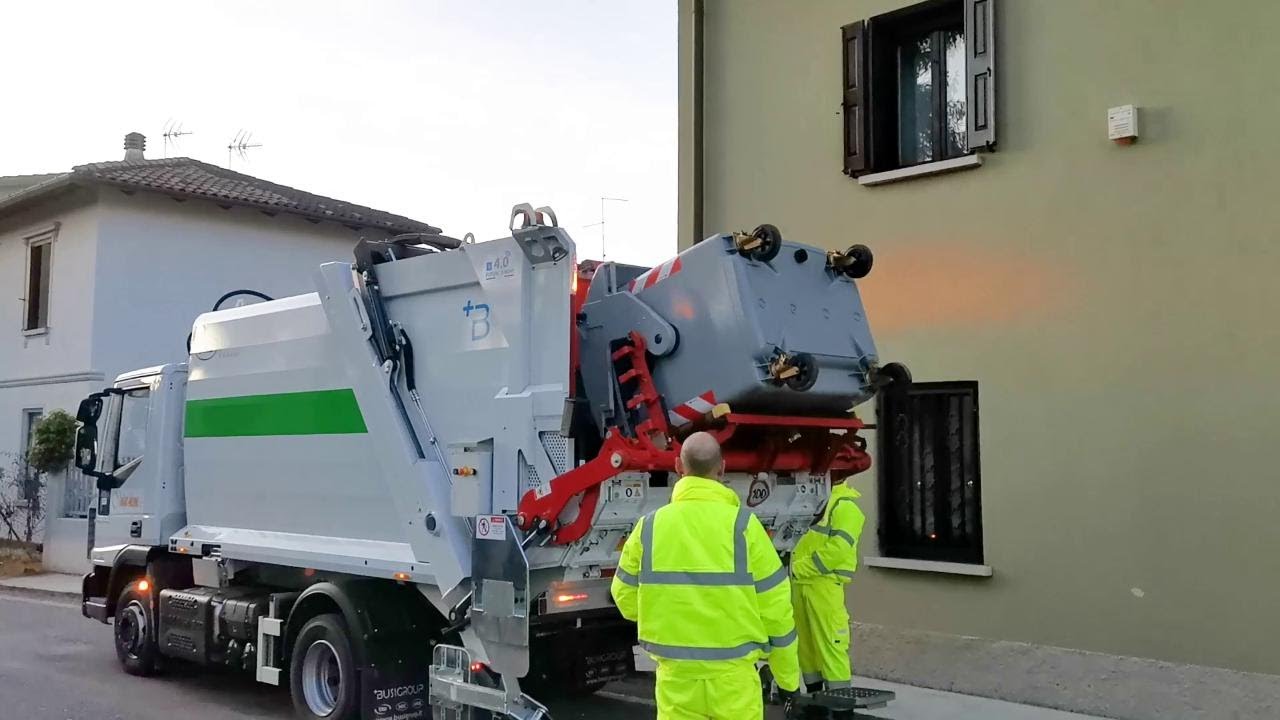 Differenziata a Udine, il giorno della raccolta della carta