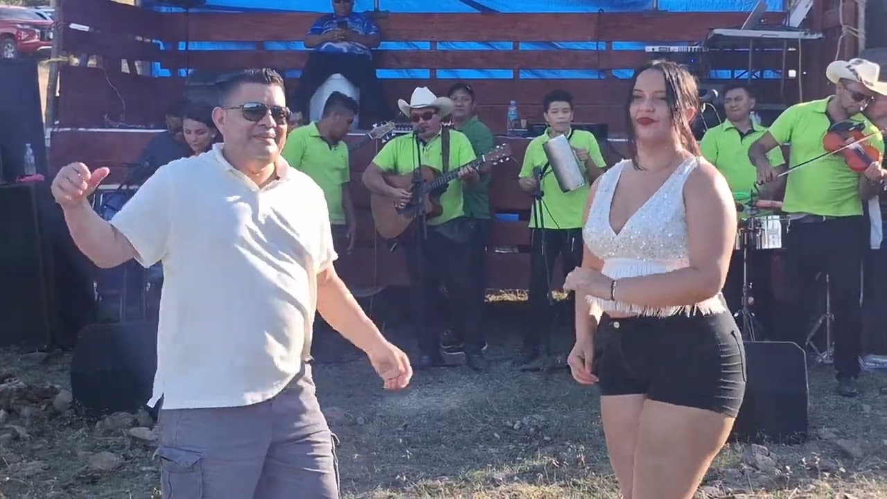 El coquero baila así 😂 se prendió la chanchona y caballos 😱