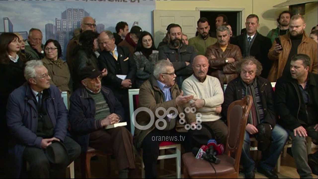 Ora News - Debati p&euml;r teatrin, Ndrenika: Le t&euml; na japin sheshin tek v&euml;llez&euml;rit 